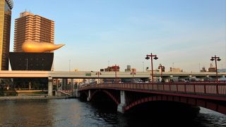 鮮やかな朱色の橋