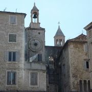 鉄の門を抜けナロドゥニ広場で振り返ると見える古い時計塔