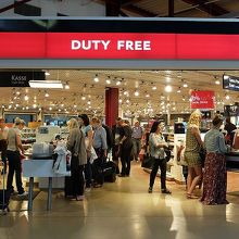 お約束の免税品店。ターミナルCでの品揃えはまずまず。