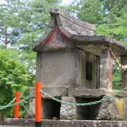 何やら古い神社がロープウェイの先にあり