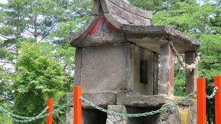 何やら古い神社がロープウェイの先にあり