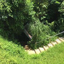 ヌヌマチガマに繋がる道。