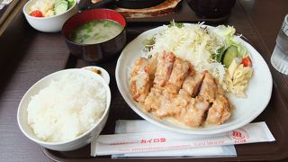 駅の売店の奥の方です。