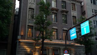 大阪を代表するレトロビル！ライトアップされた外観も素敵