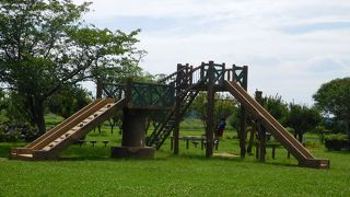 印旛沼のすぐ近くで、甚兵衛の森にも隣接しています。