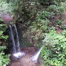 出流川源流の4ｍの滝、初心者はここで滝行を経験できる