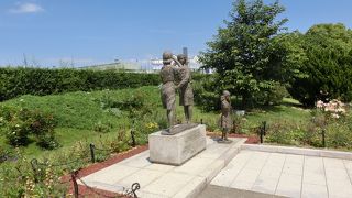 少女たちの友好像は見ていても微笑ましい。