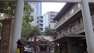 ビルに囲まれている歴史ある寺。