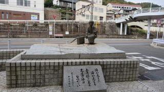 こじんまりとした像です