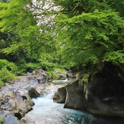 男体山から噴出した溶岩によってできた奇勝