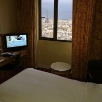 窓から見えるエッフェル塔