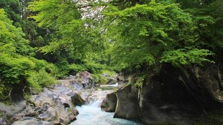 男体山から噴出した溶岩によってできた奇勝