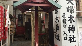 アパートの間の神社