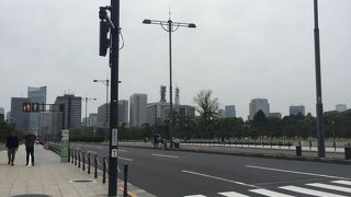 皇居外苑の敷地を通っている大通り
