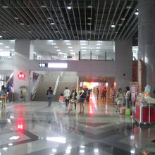 広い駅構内セブンーイレブンがあります