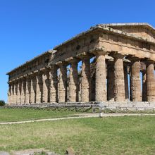 神殿風の建物がいくつか残っています
