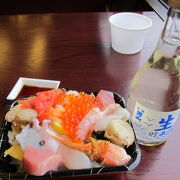 テイクアウトのちらし寿司をあまちゃん列車でいただきました。