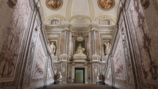 広大な庭園と長く続く水路がすばらしい