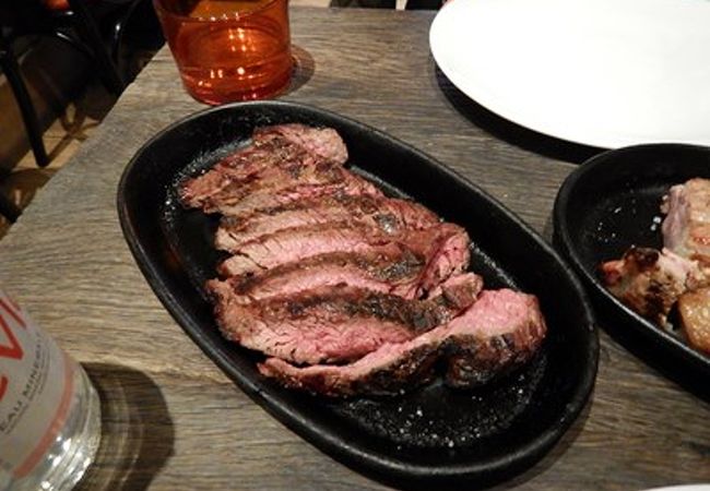 お肉がおいしいレストラン。日本人店員さんがいます。