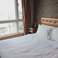 部屋のほとんどがやや高さのあるベッドです。