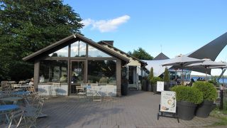 海に面したカフェでのんびり