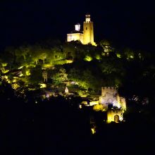 夜の丘に照らされた　色とりどりのレーダー光線