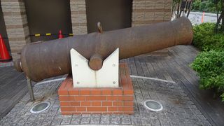 開港広場にもあるが、90番地の大砲はここ。