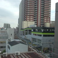 窓から外の眺め、ＪＲ大阪環状線が傘下に見えます