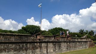 睨みをきかせる砲台