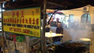 夜にホーカーズ（屋台）街に