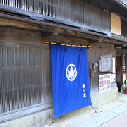 三方ガラス窓の部屋　雨戸がなくても雨風にも耐えるとは腕のいい大工さんですね