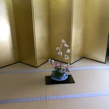 御室流いけばなが展示されています