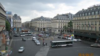 パリの目抜き通り。モノプリもあります。