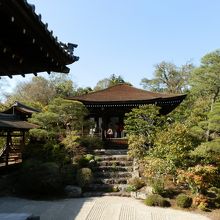 正面の建物が「霊明殿」です。