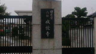 鉄砲の広めた橘屋又三郎や鉄砲鍛冶　芝辻長左衛門の墓がある