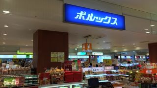 函館空港国内線ターミナルの中で一番品揃えが良い土産物店