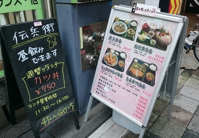 昼から飲める暗め照明の落ち着き空間