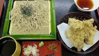 吹割の滝の近く、観光客向けの土産屋と一体となったお店