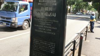 バス停のような記念碑があるのみ、建物は第二の人生