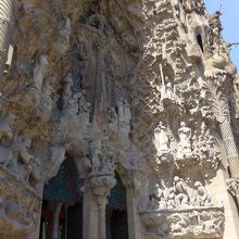 入り口付近から生誕のファサード