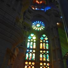 ステンドグラスは色とりどりです