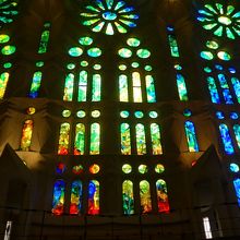 ステンドグラスは夫々違う彩です