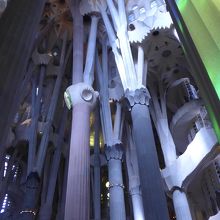 太く高い柱が天井まで続きます