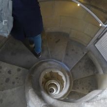 鐘楼からは一人歩ける螺旋階段を下りていきます