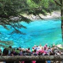 ひときわ鮮やかな湖