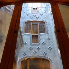 建物の真ん中は吹き抜けとエレベーターがあります