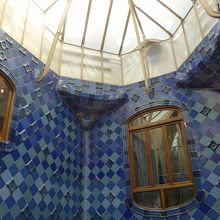 吹き抜けの天井の様子