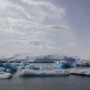 映画やCMの撮影にもよく使われるような美しい氷河湖