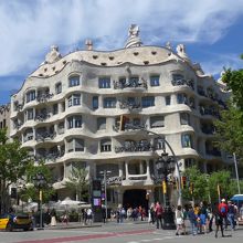 グラシア通りに面した建物