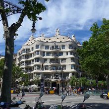 建物外観　グラシア通りからとても目立ちます